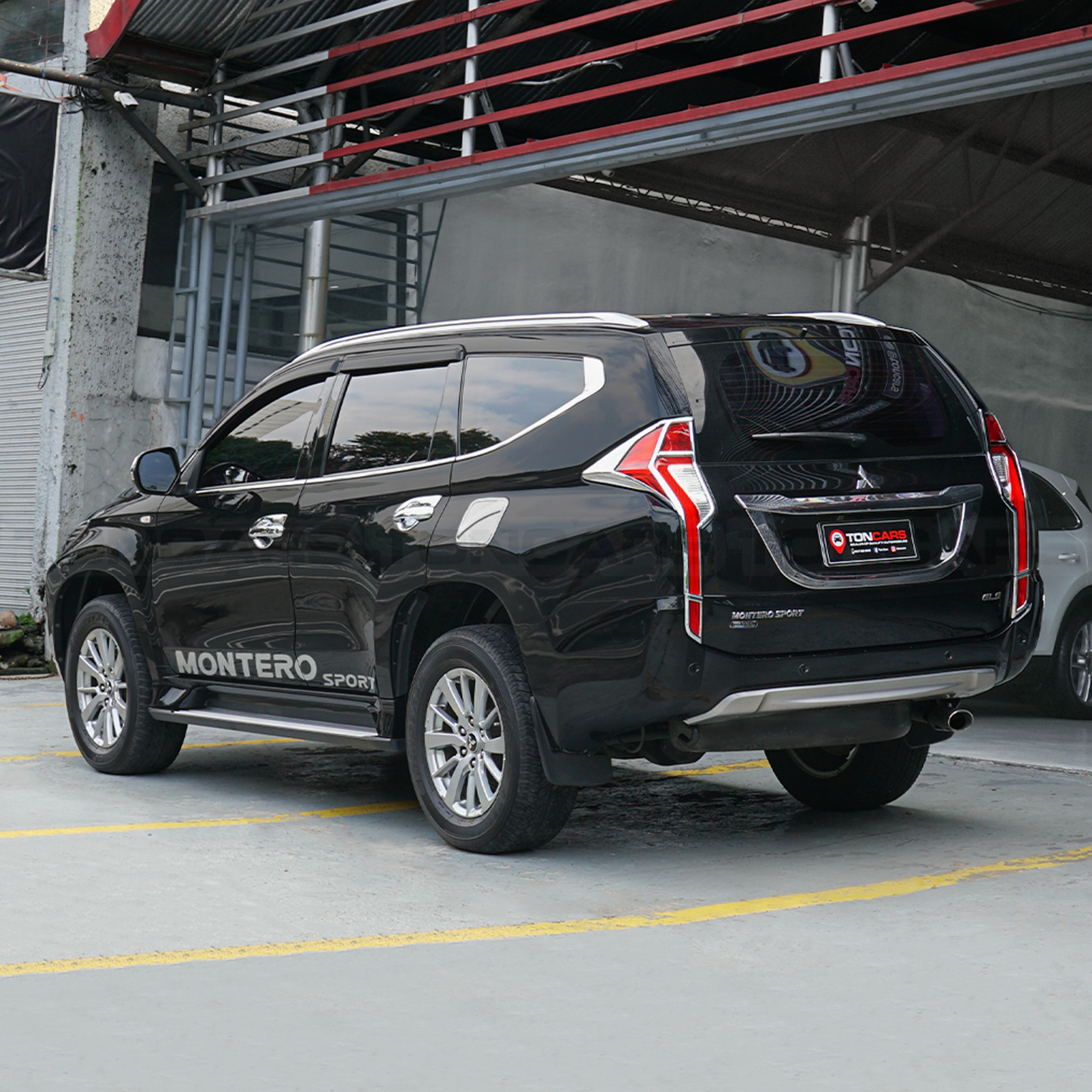 2016 Mitsubishi Montero Sport GLS 2WD  Pyrenese Black