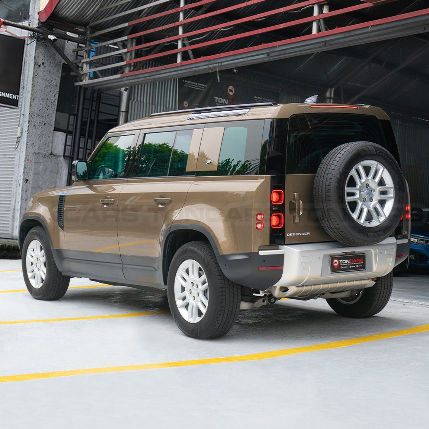 2024 Land Rover Defender 110 S P300 Gondwan Stone